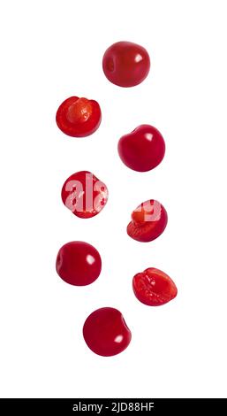 Cerises tombant isolées sur fond blanc. Baies volantes pour la conception de l'emballage. Une alimentation naturelle saine. Banque D'Images