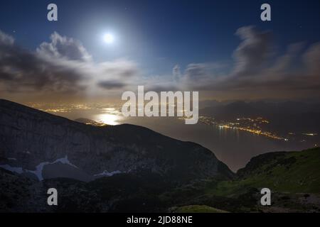 Lumière de lune sur le lac de Garde depuis le mont Cima Telegrafo. Monte Baldo. Vénétie. Alpes italiennes. Europe. Banque D'Images