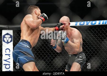 Austin, Texas, Austin, TX, États-Unis. 18th juin 2022. AUSTIN, TX - JUIN 18: (G-D) Calvin Kattar pointait Josh Emmett dans leur combat de poids plume pendant la nuit de combat UFC: Kattar / Emmett événement à Moody Center sur 18 juin 2022 à Austin, Texas, États-Unis. (Credit image: © Louis Grasse/PX Imagens via ZUMA Press Wire) Banque D'Images