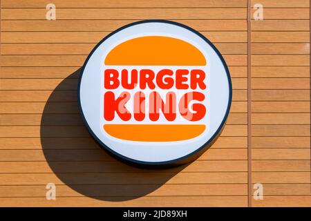 Otloczyn, Pologne - 3 juin 2022: Logo de la chaîne de restauration rapide Burger King. Banque D'Images