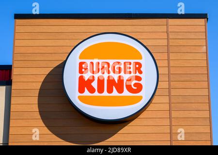 Otloczyn, Pologne - 3 juin 2022: Logo de la chaîne de restauration rapide Burger King. Banque D'Images