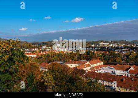 Vue panoramique aérienne du paysage urbain de Graz depuis Schlossberg au nord-est de l'hôpital LKH et direction Mariatrost par une journée ensoleillée en automne, avec un ciel bleu Banque D'Images