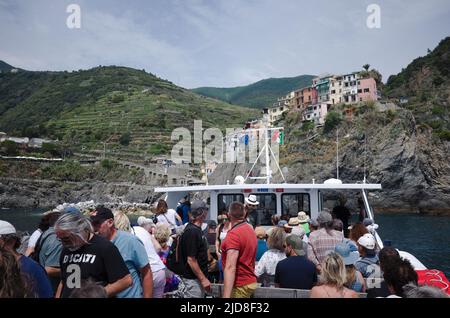 Vernazza, Ligurie, Italie - Mai, 2022: Ferry avec de nombreux touristes arrive au village dans le parc national des Cinque Terre, sur la Riviera italienne. Ferry touristique Banque D'Images
