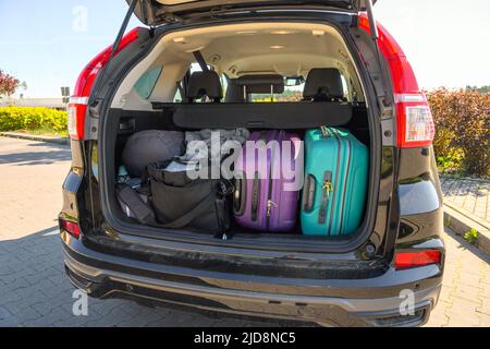 Valises et bagages dans le coffre de la voiture prêts à partir en vacances Banque D'Images