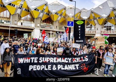 2022-06-19 13:59:09 ROTTERDAM - participants pendant la marche climatique. Avec la marche, les manifestants se sont prononcés contre les combustibles fossiles et la guerre en Ukraine. ANP ROBIN UTRECHT pays-bas - belgique sortie Banque D'Images