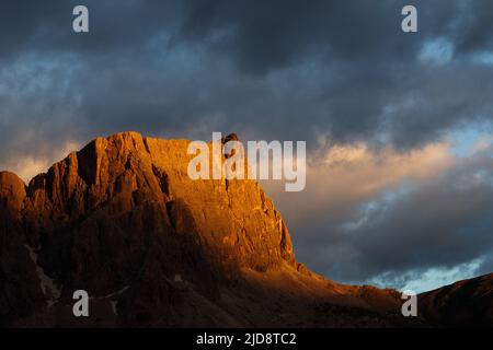 Alpenglow au coucher du soleil sur les sommets de Lastoni di Formin (Lastoi de Formin), près du col de Giau. Les Dolomites d'Ampezzo. Alpes italiennes. Europe. Banque D'Images