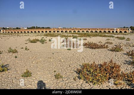 Allah-Verdi-Khan-Brücke à Isfahan, Iran. Auf persisch heißt sie si-o-se Pol. Die Brücke erwerk und veräussern. Die Brücke Hat 33 Bögen.Meistens ist der si-o-se Pol ausgetrocknet. DAS Bild zeigt die Allah-Verdi-Khan-Brücke, als sie ein ausgetocknetes Flußbett überspannt. Banque D'Images