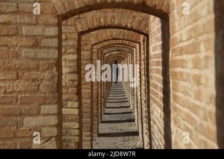 Allah-Verdi-Khan-Brücke à Isfahan, Iran. Auf persisch heißt sie si-o-se Pol. Die Brücke erwerk und veräussern. Die Brücke Hat 33 Bögen. Personne geht durch den Bogengang, Banque D'Images