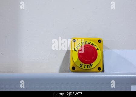 bouton-poussoir d'arrêt d'urgence rouge sur le moteur Banque D'Images