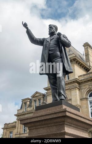 Statue de bronze de William Edward Forster par James Havard Thomas à Bradford, West Yorkshire, Angleterre. Banque D'Images