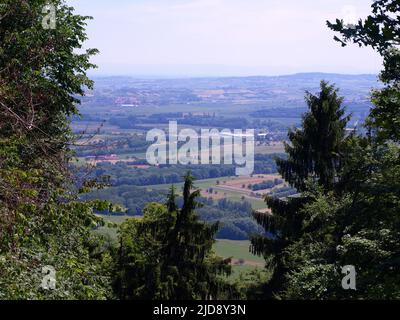 D'une vue de haut en Saverne, horizon sur le paysage verdoyant et lusty de l'Alsace France. Banque D'Images