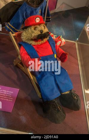 « Gordon The Gopher », compagnon de Philip Schofield dans l'émission télévisée pour enfants de la BBC, « Going Live! » exposé dans un musée des médias. Banque D'Images