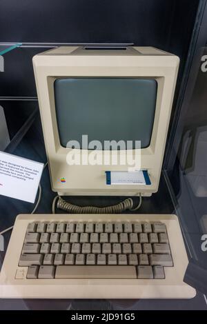 Un ordinateur Apple Macintosh (1984) original conçu par Steve Jobs qui a introduit l'interface graphique de la souris sur l'affichage dans un musée des médias. Banque D'Images