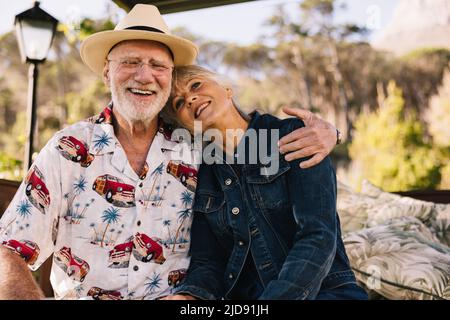 Couple senior romantique souriant gaiement tout en se relaxant dans un spa. Couple de personnes âgées heureux appréciant leurs vacances d'été ensemble. Co. À poil gris Banque D'Images
