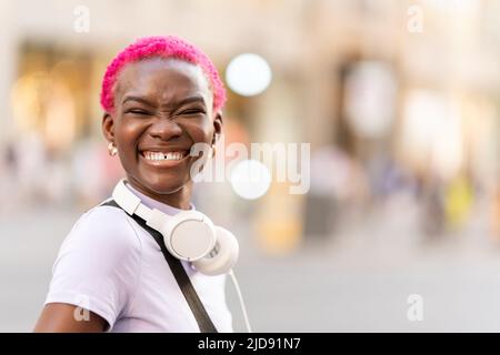Jeune femme africaine souriant à la caméra Banque D'Images