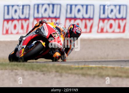 Hohenstein Ernstthal, Allemagne. 19th juin 2022. Motorsport/moto: Grand Prix allemand, MotoGP, course, Stefan Bradl d'Allemagne de l'écurie Repsol Honda est sur la piste. Credit: Jan Woitas/dpa/Alay Live News Banque D'Images