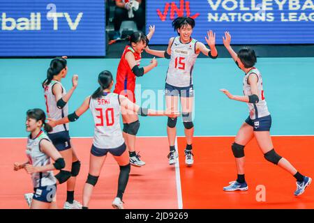 Ville de Quezon. 19th juin 2022. Les joueurs du Japon célèbrent lors du match de la FIVB Volleyball Nations League Women's Pool 4 entre la Chine et le Japon à Quezon City, aux Philippines, sur 19 juin 2022. Crédit: Rouelle Umali/Xinhua/Alamy Live News Banque D'Images