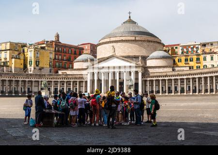 Naples, Italie. 27 mai 2022. Un groupe d'écoliers en face de l'église de San Francesco di Paola sur la Piazza del Plebiscito à Naples, en Italie. Banque D'Images