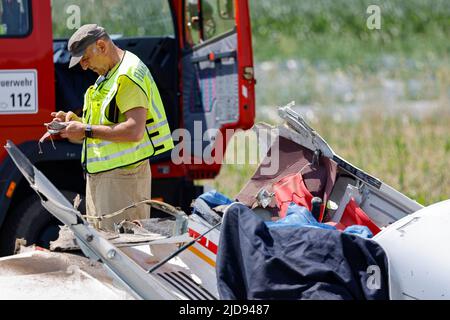 19 juin 2022, Bavière, Büchenbach: Des débris d'un petit avion qui s'est écrasé à l'approche de l'aérodrome près de Gauchsdorf se trouve dans un champ. Selon un porte-parole de la police, les deux occupants seraient morts. Photo: Daniel Löb/dpa Banque D'Images