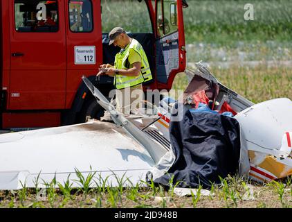 19 juin 2022, Bavière, Büchenbach: Des débris d'un petit avion qui s'est écrasé à l'approche de l'aérodrome près de Gauchsdorf se trouve dans un champ. Selon un porte-parole de la police, les deux occupants seraient morts. Photo: Daniel Löb/dpa Banque D'Images