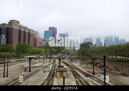 CHICAGO, ILLINOIS, ÉTATS-UNIS - 12 MAI 2018 : pistes avec commutateurs et trains dans le parc Grant du centre-ville de Chicago avec la ligne d'horizon en arrière-plan Banque D'Images