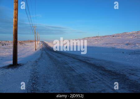 Route traversant la toundra arctique à Iqaluit, Nunavut, Canada Banque D'Images