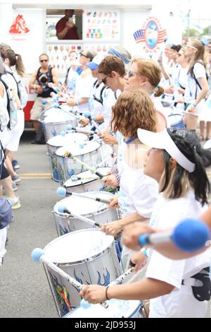 19 juin 2022, New York, États-Unis : (NOUVEAU) la parade annuelle de la sirène 40th à l'île de Coney-Brooklyn. 18 juin 2022, Brooklyn, New York, Etats-Unis : la parade annuelle de la sirène 40th qui se déroule samedi à l'île de Coney à Brooklyn (18). La Mermaid Parade, la plus grande parade artistique du pays et l'un des plus grands événements estivaux de New York, a commencé sur West 21st Street et Surf Avenue avec la présence de voitures anciennes et de chars motorisés. C'est une célébration de la mythologie antique et des rituels honky-tonk de la mer, il présente plus de 3 000 individus créatifs de l'ensemble des cinq bourgs et beyo Banque D'Images