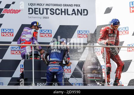 Hohenstein Ernstthal, Allemagne. 19 juin 2022. MotoGP Liqui Moly Motorrad Grand Prix Deutschland au circuit Sachsenring, Hohenstein-Ernstthal, Allemagne. Photo : Fabio Quartararo (FRA) de Monster Energy Yamaha MotoGP (1st places), Johann Zarco (FRA) de Prima Pramac Racing (2nd places) et Jack Miller (AUS) de Ducati Lenovo Team (3rd) sur le podium Credit: Piotr Zajac/Alay Live News Banque D'Images