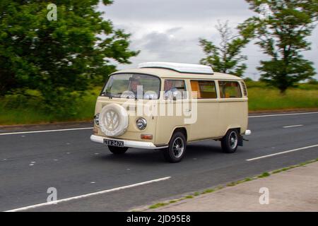 1972 70s années 70 beige blanc VW Volkswagen WESTFALIA Camper van. Volkswagen T2 Early Bay Lowlight Dormobile Volkswagen transporter ; Motor Caravan 1570cc essence ; classique, moderne, supercars et véhicules spécialisés en route vers Lytham St Annes, Lancashire, Royaume-Uni Banque D'Images