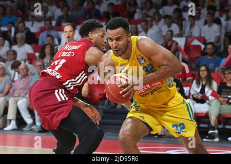 De gauche à droite : Augustine RUBIT (FCB), action, duels contre Johannes THIEMANN (Berlin). Basketball 1st Bundesliga, FINALE, jeu 4, FC Bayern Munich-Alba Berlin, on 19 juin 2022, AUDIDM E. Banque D'Images