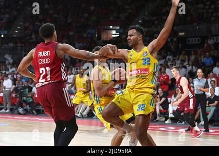 De gauche à droite : Augustine RUBIT (FCB), action, duels contre Johannes THIEMANN (Berlin). Basketball 1st Bundesliga, FINALE, jeu 4, FC Bayern Munich-Alba Berlin, on 19 juin 2022, AUDIDM E. Banque D'Images