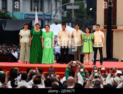 (220619) -- VILLE DE DAVAO, 19 juin 2022 (Xinhua) -- Sara Duterte-Carpio (2nd L) pose pour des photos avec son père le président Rodrigo Duterte (4th L) et le président élu Ferdinand Romualdez Marcos (3rd R) après avoir prêté serment en tant que vice-président des Philippines en 15th à Davao, dans le sud des Philippines, au 19 juin 2022. Avocat et ancien maire de la ville de Davao, Duterte-Carpio prendra officiellement ses fonctions à 30 juin. Son mandat de six ans se termine sur 30 juin 2028. Duterte-Carpio gagné par la saisie 32. Banque D'Images