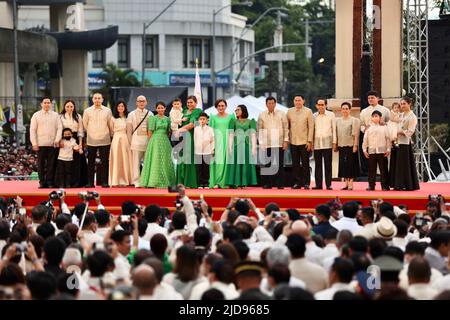 (220619) -- VILLE DE DAVAO, 19 juin 2022 (Xinhua) -- Sara Duterte-Carpio pose pour des photos avec les membres de sa famille après avoir prêté serment en tant que vice-présidente des Philippines en 15th à Davao, dans le sud des Philippines, au 19 juin 2022. Avocat et ancien maire de la ville de Davao, Duterte-Carpio prendra officiellement ses fonctions à 30 juin. Son mandat de six ans se termine sur 30 juin 2028. Duterte-Carpio a gagné en remportant 32,2 millions de voix, le plus grand nombre de voix de tous les candidats nationaux, aux élections de mai 2022 et environ le double des 16. Banque D'Images