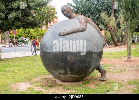 Sculpture - Homme dans un fil tenant un globe enserre Marrakech, Maroc. Auteur inconnu Banque D'Images