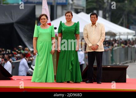 (220619) -- VILLE DE DAVAO, 19 juin 2022 (Xinhua) -- Sara Duterte-Carpio (C) pose pour des photos avec son père, le président Rodrigo Duterte et sa mère Elizabeth, après avoir prêté serment en tant que vice-présidente des Philippines en 15th à Davao, dans le sud des Philippines, au 19 juin 2022. Avocat et ancien maire de la ville de Davao, Duterte-Carpio prendra officiellement ses fonctions à 30 juin. Son mandat de six ans se termine sur 30 juin 2028. Duterte-Carpio a gagné en remportant 32,2 millions de voix, le plus grand nombre de voix de tous les candidats nationaux, aux élections de mai 2022 et environ le double des 16. Banque D'Images