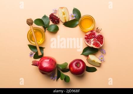 Rosh hashanah concept. Cadre fait de symboles juif vacances du nouvel an traditionnel. Vue de dessus avec espace de copie. Banque D'Images