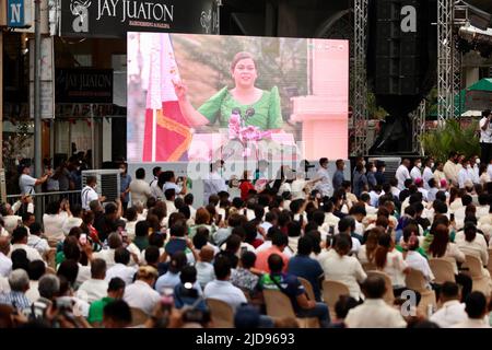 (220619) -- VILLE DE DAVAO, 19 juin 2022 (Xinhua) -- Sara Duterte-Carpio parle après avoir prêté son serment en tant que vice-présidente des Philippines en 15th à Davao, dans le sud des Philippines, au 19 juin 2022. Avocat et ancien maire de la ville de Davao, Duterte-Carpio prendra officiellement ses fonctions à 30 juin. Son mandat de six ans se termine sur 30 juin 2028. Duterte-Carpio a gagné en remportant 32,2 millions de voix, le plus grand nombre de voix de tous les candidats nationaux, aux élections de mai 2022 et environ deux fois les 16,6 millions de voix exprimées pour son père dans la course présidentielle de 2016. Banque D'Images