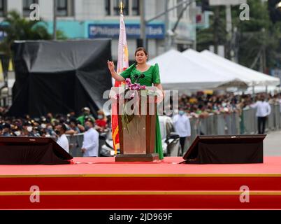 (220619) -- VILLE DE DAVAO, 19 juin 2022 (Xinhua) -- Sara Duterte-Carpio parle après avoir prêté son serment en tant que vice-présidente des Philippines en 15th à Davao, dans le sud des Philippines, au 19 juin 2022. Avocat et ancien maire de la ville de Davao, Duterte-Carpio prendra officiellement ses fonctions à 30 juin. Son mandat de six ans se termine sur 30 juin 2028. Duterte-Carpio a gagné en remportant 32,2 millions de voix, le plus grand nombre de voix de tous les candidats nationaux, aux élections de mai 2022 et environ deux fois les 16,6 millions de voix exprimées pour son père dans la course présidentielle de 2016. Banque D'Images