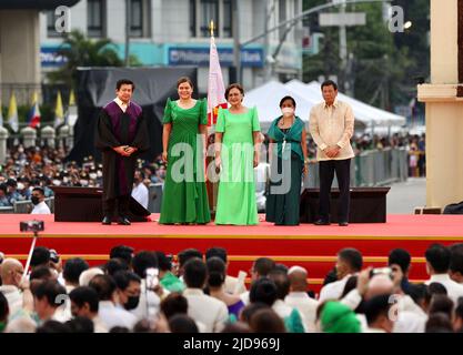 (220619) -- VILLE DE DAVAO, 19 juin 2022 (Xinhua) -- Sara Duterte-Carpio (2nd L) pose pour des photos avec son père, le président Rodrigo Duterte (1st R) et l'ancienne présidente Gloria Macapagal Arroyo (2nd R), après avoir prêté serment en tant que vice-présidente des Philippines en 15th à Davao, dans le sud des Philippines, à 19 juin 2022. Avocat et ancien maire de la ville de Davao, Duterte-Carpio prendra officiellement ses fonctions à 30 juin. Son mandat de six ans se termine sur 30 juin 2028. Duterte-Carpio gagné par la saisie 32. Banque D'Images