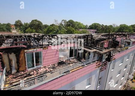 Karlsruhe, Allemagne. 19th juin 2022. Incendie au niveau de l'étage supérieur et du grenier d'un immeuble. Deux pompiers ont été blessés lors d'opérations de lutte contre l'incendie dans un immeuble d'appartements dans la ville de Karlsruhe, au nord du pays. Le complexe de bâtiments avec environ 30 appartements et plus de 100 personnes a été évacué samedi soir. Credit: Thomas Riedel/dpa/Alay Live News Banque D'Images