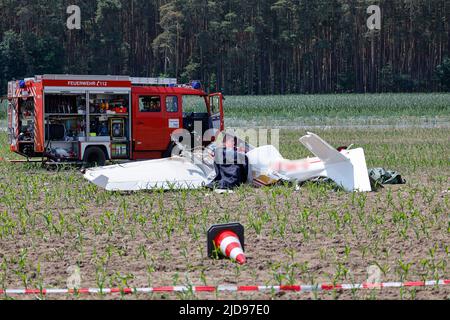 19 juin 2022, Bavière, Büchenbach: Des débris d'un petit avion qui s'est écrasé à l'approche de l'aérodrome près de Gauchsdorf se trouve dans un champ. Selon un porte-parole de la police, les deux occupants seraient morts. Photo: Daniel Löb/dpa - ATTENTION: Les plaques d'immatriculation des aéronefs ont été pixélisées pour des raisons juridiques Banque D'Images