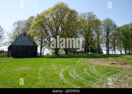 KEWADIN, MICHIGAN, ÉTATS-UNIS - 16 MAI 2018 : propriété abandonnée d'un camp d'été au lac Maplehurst, dans le nord du Michigan Banque D'Images