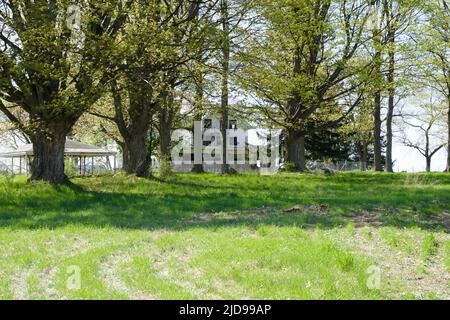 KEWADIN, MICHIGAN, ÉTATS-UNIS - 16 MAI 2018 : propriété abandonnée d'un camp d'été au lac Maplehurst, dans le nord du Michigan Banque D'Images