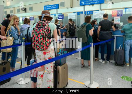 Podgorica, Monténégro - 3 juin 2022 : contrôle des passeports à l'aéroport international de Podgorica au Monténégro Banque D'Images