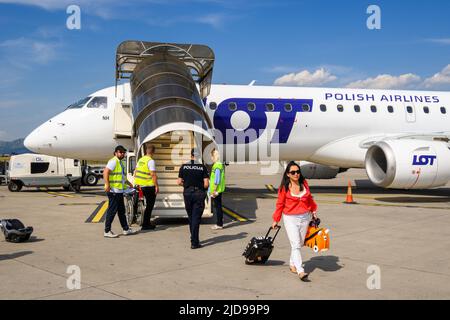 Podgorica, Monténégro - 3 juin 2022: Les passagers débarquent de l'avion passager des compagnies aériennes DE LOT polonaises Banque D'Images