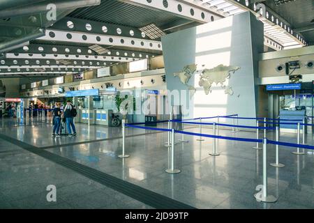 Podgorica, Monténégro - 3 juin 2022: Salle d'attente de l'aéroport international de Podgorica au Monténégro Banque D'Images