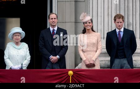 Londres, Royaume-Uni. 12 juin 2012. La reine Elizabeth ll, le prince William, le duc de Cambridge, Catherine, la duchesse de Cambridge et le prince Harry se tiennent sur la balco Banque D'Images