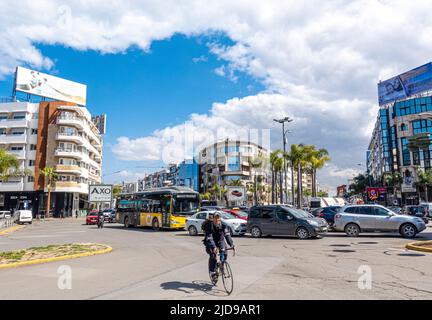 Une intersection très fréquentée avec la circulation et un cycliste en Bourgogne est un quartier de Casablanca, Maroc Banque D'Images