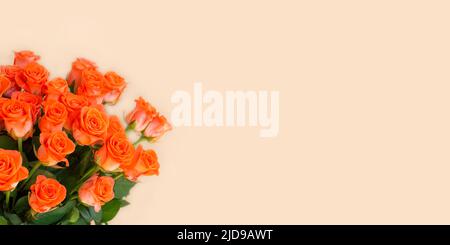 Bouquet de roses orange et espace vide pour votre texte. Mise au point sélective. Bannière. Bouquet de fleurs. Banque D'Images