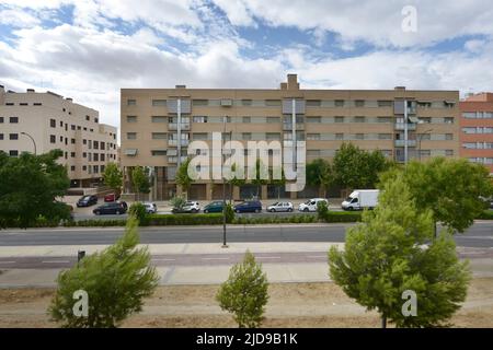 Façades de bâtiments résidentiels urbains modernes vus de la rue avec un ciel nuageux et clair Banque D'Images